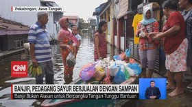 VIDEO: Banjir, Pedagang Sayur Berjualan dengan Sampan