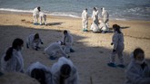 FOTO: Tumpahan Minyak di Laut Mediterania Ancam Ekologi Puluhan ton minyak tumpah di laut Mediterania Israel, pekan lalu. Pemerintah setempat akhirnya menutup garis pantai untuk menyelidiki asal muasal minyak.