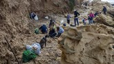 FOTO: Tumpahan Minyak di Laut Mediterania Ancam Ekologi Puluhan ton minyak tumpah di laut Mediterania Israel, pekan lalu. Pemerintah setempat akhirnya menutup garis pantai untuk menyelidiki asal muasal minyak.