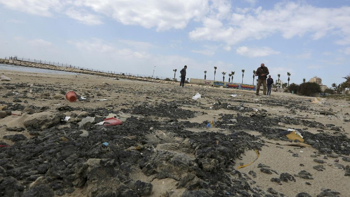 FOTO: Tumpahan Minyak di Laut Mediterania Ancam Ekologi