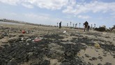 FOTO: Tumpahan Minyak di Laut Mediterania Ancam Ekologi Puluhan ton minyak tumpah di laut Mediterania Israel, pekan lalu. Pemerintah setempat akhirnya menutup garis pantai untuk menyelidiki asal muasal minyak.