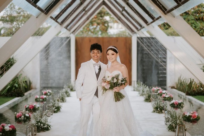 Setelah resmi menikah pada Januari 2021, Reza Arap dan Wendy Walters menggelar pesta resepsi pernikahan di Bali pada (21/2/2021). Acara tersebut dihadiri oleh keluarga dan teman dekat, termasuk sederet selebriti dan influencer. (Foto: instagram.com/ybrap)