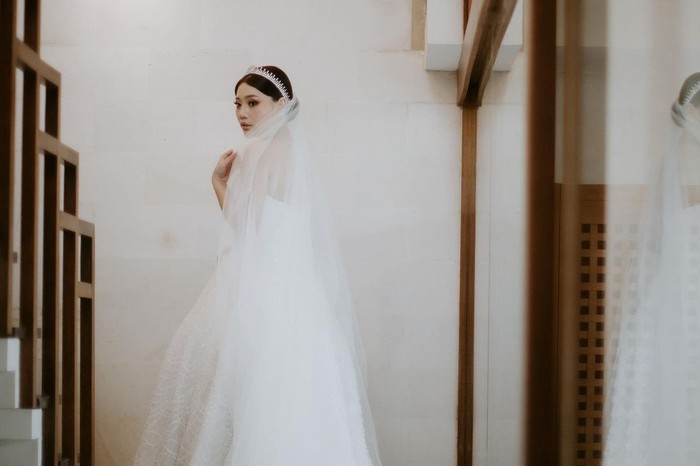 Di hari bahagianya, Wendy Walters tampil mencuri perhatian dengan mengenakan beberapa busana pengantin berbeda. Mulai dari busana adat Tionghoa hingga gaun modern, penampilan Wendy tampak begitu memukau dan classy. (Foto: instagram.com/wendywalters)