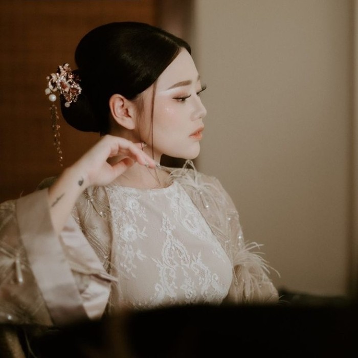 Pulasan makeupnya saat prosesi Tea Pai juga semakin membuat penampilannya tampak memesona. Ia mengenakan makeup flawless bernuansa peach dari MUA Treesia dan tatanan rambut low bun yang dihiasi hair pin mewah. (Foto: instagram.com/wendywalters)
