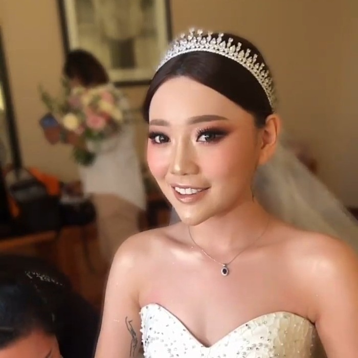 Penampilannya disempurnakan dengan sentuhan makeup dari MUA Imel Vilentcia. Pulasan makeupnya yang natural namun flawless kemudian dipadukan dengan gaya rambut low bun yang elegan dan hiasan tiara. (Foto: instagram.com/imelvilentcia)
