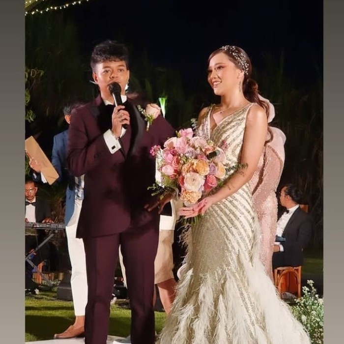 Saat malam tiba, Reza dan Wendy menggelar dinner reception yang dihadiri teman terdekat. Reza tampak mengenakan setelan jas maroon, sementara sang istri mengenakan mermaid dress bernuansa gold dengan bentuk kerah V neck. (Foto: instagram.com/wendywalters)