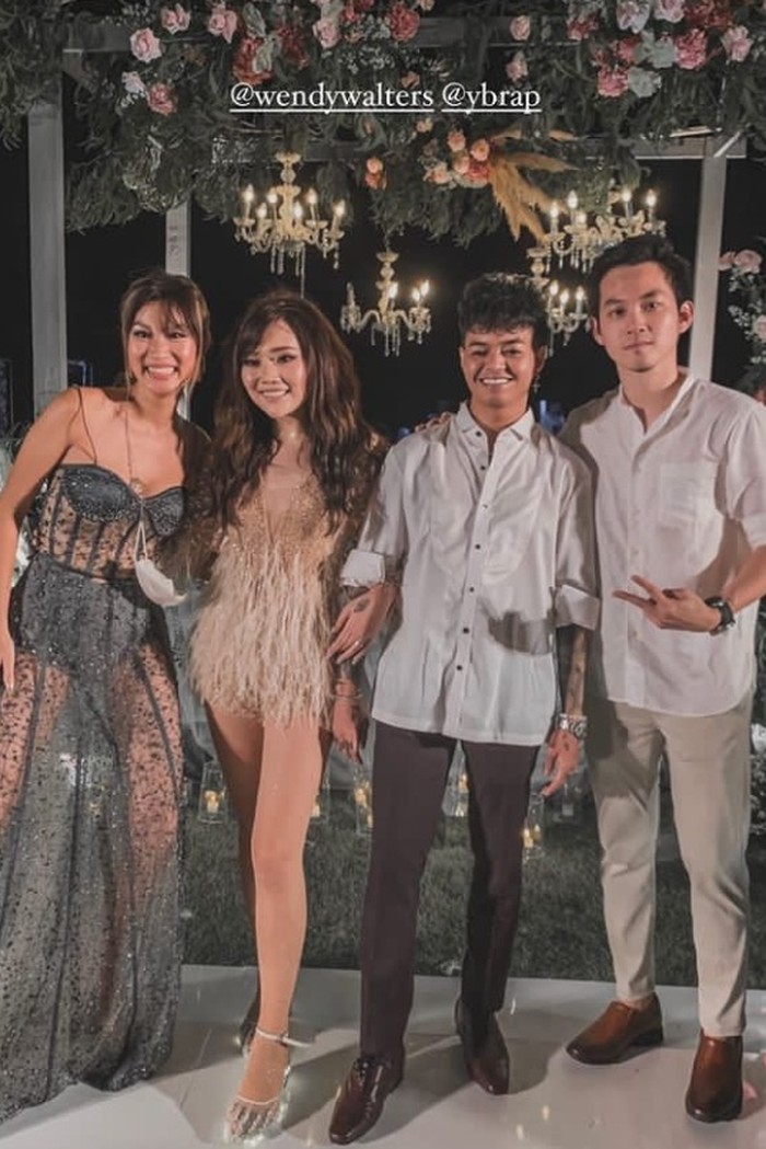 Keduanya kemudian tampil santai di penghujung acara. Reza mengenakan kemeja putih dan celana gelap, sedangkan Wendy tampil dengan mini dress yang memiliki detail bulu yang unik. (Foto: instagram.com/wendywalters)