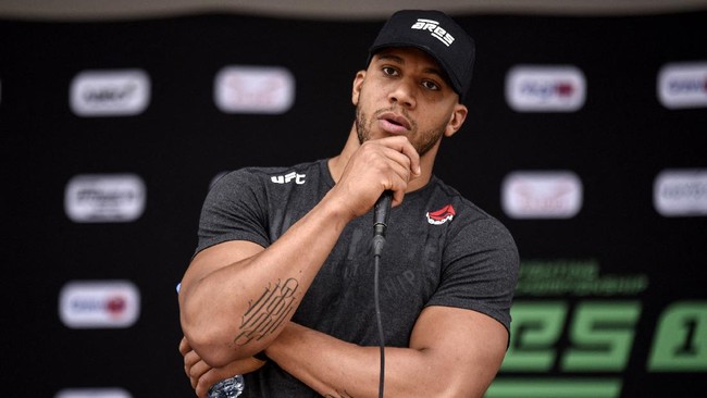 Ciryl Gane berhasil merebut sabuk interim kelas berat di UFC 265, Minggu (8/8) siang WIB, usai mengalahkan Derrick Lewis dengan kemenangan TKO di ronde ketiga.