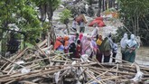 FOTO : Banjir di Bekasi-Karawang Imbas Tanggul Citarum Jebol Ribuan rumah di Bekasi-Karawang terendam banjir usai tanggul Sungai Citarum di Kecamatan Pebayuran, Kabupaten Bekasi, jebol pada Sabtu (20/2) malam.
