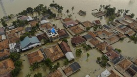 FOTO : Banjir di Bekasi-Karawang Imbas Tanggul Citarum Jebol