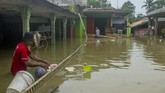 FOTO : Banjir di Bekasi-Karawang Imbas Tanggul Citarum Jebol Ribuan rumah di Bekasi-Karawang terendam banjir usai tanggul Sungai Citarum di Kecamatan Pebayuran, Kabupaten Bekasi, jebol pada Sabtu (20/2) malam.