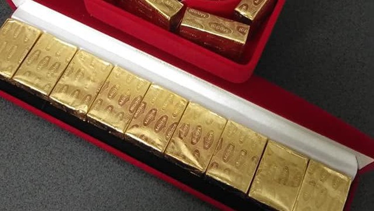 Diberi Hadiah Emas Batangan oleh Suami, Wanita Ini Terkejut Lihat Isinya!