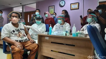 Usai Divaksin COVID-19, Ini Janji Hotman Paris