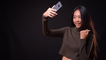 DIA AKHIRNYA MENGAKU KARENA KACAMATA