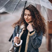 Tampil Modis dan Tetap Hangat dengan Outfit Musim Hujan Ini