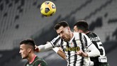 FOTO: Ronaldo Bersinar, Juventus ke 3 Besar Cristiano Ronaldo bersinar setelah mencetak dua gol ke gawang Crotone. Kemenangan 3-0 atas Crotone membawa Juventus naik ke peringkat ketiga Serie A.