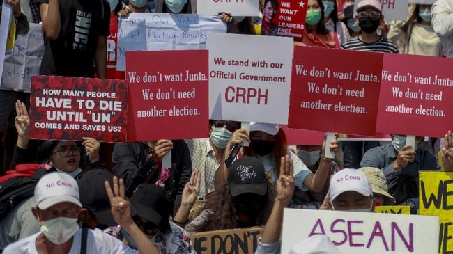 Kedubes RI di Myanmar Didemo Usai Disebut Dukung Pemilu Ulang Sekelompok warga berunjuk rasa di depan Kedubes Indnesia di Myanmar untuk memprotes sikap Jakarta yang diduga mendukung pemilu ulang yang diserukan militer.