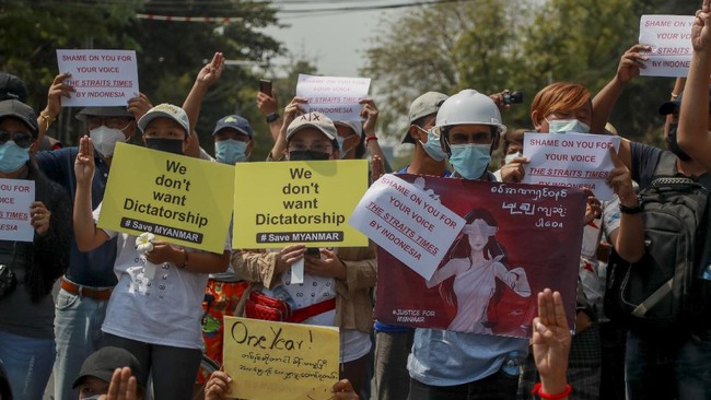 Kedutaan Besar Thailand di Yangon didemo karena pemimpin negara itu menemui menteri luar negeri junta militer Myanmar.