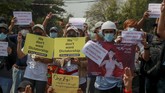 FOTO : KBRI di Myanmar Digeruduk Pendemo Antikudeta Sekelompok warga Myanmar berunjuk rasa di depan KBRI di Yangon memprotes sikap RI yang diduga mendukung pemilu ulang.