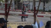 FOTO : KBRI di Myanmar Digeruduk Pendemo Antikudeta Sekelompok warga Myanmar berunjuk rasa di depan KBRI di Yangon memprotes sikap RI yang diduga mendukung pemilu ulang.