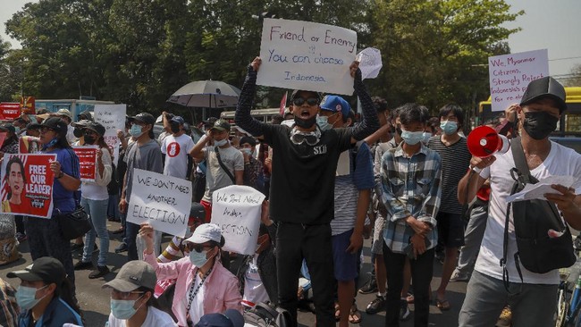 Menlu Singapura, Vivian Balakhrishnan mengatakan bahwa kekerasan yang dialkukan angkatan bersenjata (Tatmadwa) terhadap rakyat meruapakan aib bagi Myanmar.