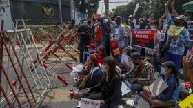FOTO : KBRI di Myanmar Digeruduk Pendemo Antikudeta