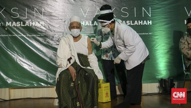 Sebanyak 98 kiai sepuh NU mengikuti program vaksinasi Covid-19, yang termasuk program vaksinasi lansia.