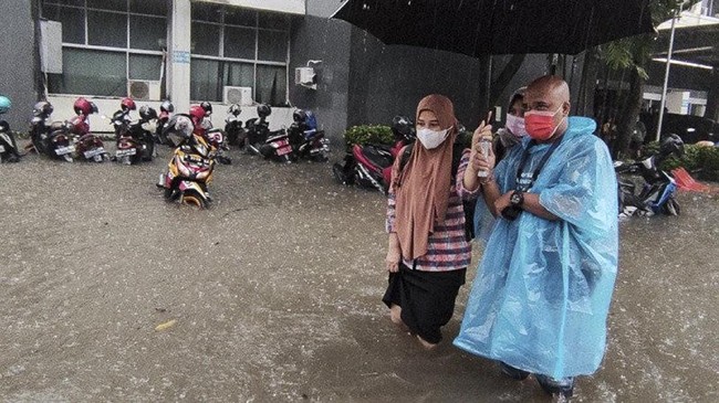 Kantor Gubernur Jawa Tengah di Jalan Pahlawan, Kota Semarang, tergenang banjir dengan ketinggian 10 sampai 50 cm usai diguyur hujan deras selama dua jam.