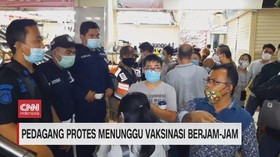 VIDEO: Pedagang Protes Menunggu Vaksinasi Berjam-jam