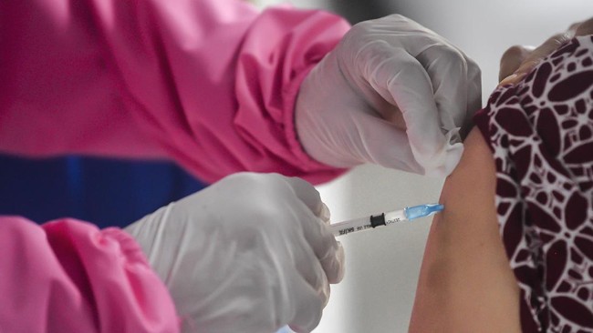 Pihak keluarga menyetujui autopsi kepada Trio Virdaus, warga DKI yang meninggal usai menerima suntikan vaksin AstraZeneca.