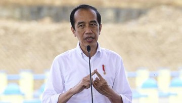 Presiden Jokowi mengirimkan ribuan paket sembako untuk korban banjir NTT yang dikirim melalui KRI 354 Oswald Siahaan.