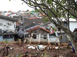 Awal Mula Tembok Rumah Ambrol Ternyata Milik Ibunda Dino Patti Djalal
