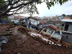 Warga Cerita Detik-detik Tembok Rumah Ibu Dino Patti Djalal Roboh