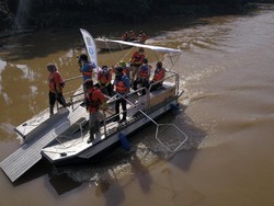Pemkot Bekasi Luncurkan Perahu Pembersih Sungai, Seperti Apa Ya?