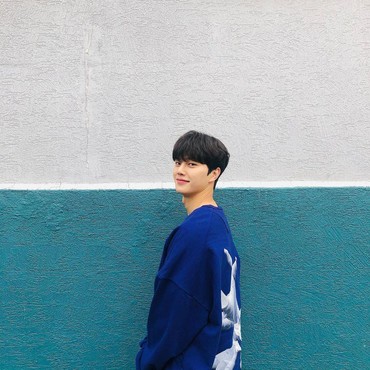 Jelang Rilis 'Love Alarm 2', Song Kang Tampil Menggairahkan di Majalah