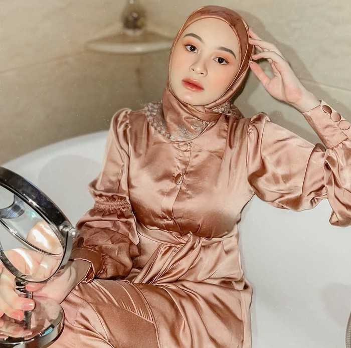 Outfit ini bisa kamu tiru untuk tampilan kondangan ataupun lebaran. Set berbahan premium silk warna copper ini mampu memberikan kesan elegan bak wanita Turki. Bahannya yang jatuh dan ikat pinggang membuatmu nampak ramping. (Foto: Instagram/sabrinasosiawan)