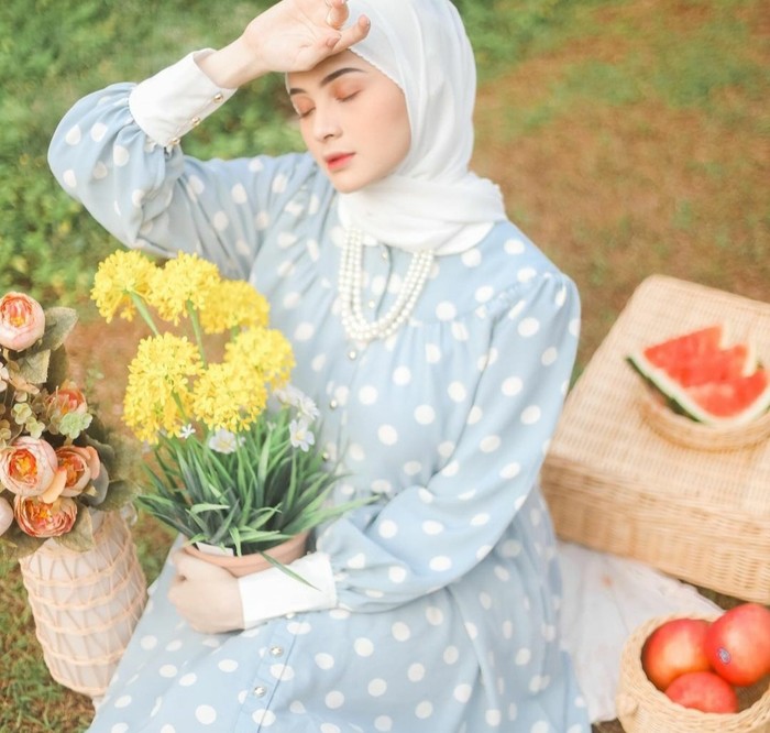 Kecantikan perempuan berusia 18 tahun ini kian terpancar dalam balutan dress vintage biru bermotif polkadot putih yang klasik. Pemilihan pashmina putih dan aksesori pearl necklace mempermanis tampilannya. (Foto: Instagram/sabrinasosiawan)