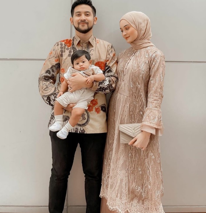 Siapa sangka, meski belum genap 20 tahun, Sabrina telah dikaruniai bayi laki-laki berumur 4 bulan, buah pernikahannya dengan pengusaha muda Adhiguna Sosiawan yang terpaut 9 tahun. Inilah gaya kompak mereka di suatu acara. (Foto: Instagram/sabrinasosiawan)