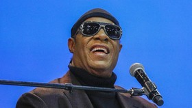 Stevie Wonder Goyang Panggung Grammy di Usia 72 Tahun