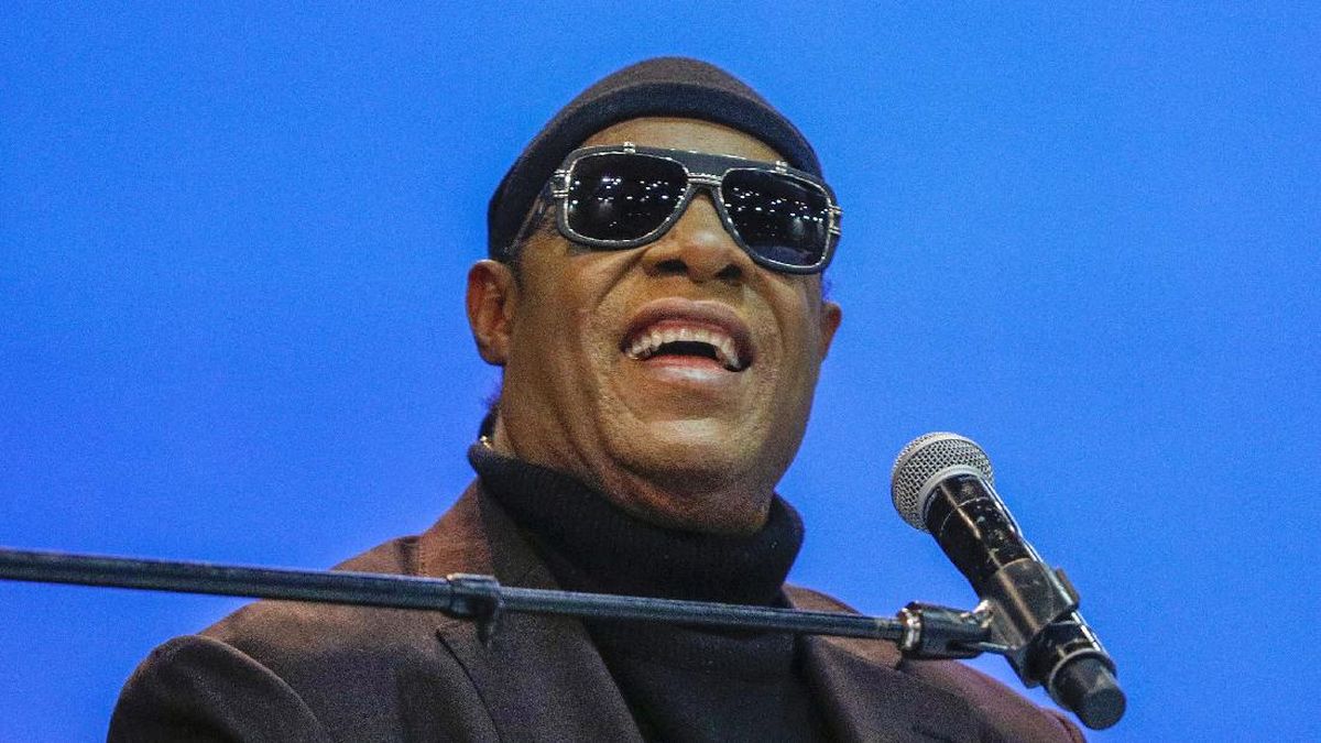Stevie Wonder Akhirnya Luruskan Rumor Tak Buta, Apa Faktanya?