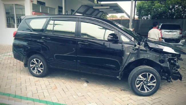 Sebanyak 15 unit mobil baru petani miliarder Tuban dikatakan kembali ke bengkel untuk diperbaiki lantaran lecet karena pemiliknya belum mahir nyetir.