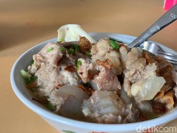 Uenak Poll! Bakso Tetelan Barbar dengan Topping Tetelan Melimpah Ruah