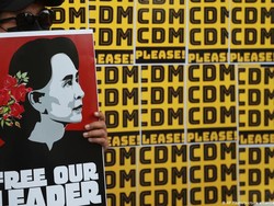 Warga Myanmar Ngeluh Sulit Ambil Uang Tunai