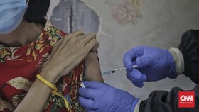 FOTO : Vaksinasi Covid-19 untuk Lansia di Ibu Kota
