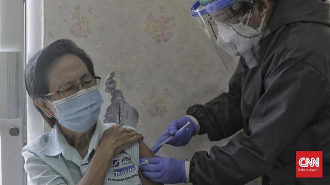 Ahli Geriatri Prof Siti Setiati menyebut proses penuaan menyebabkan respons tubuh berkurang terhadap vaksin.