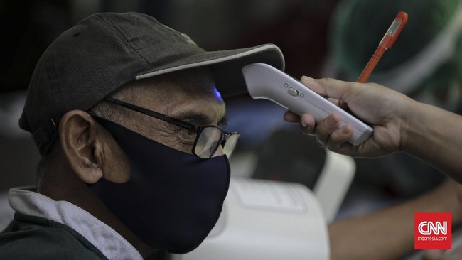 Antrean nomor untuk mendapatkan jatah vaksinasi Covid-19 bagi lansia di RSUD Pasar Minggu telah berlangsung sejak pagi hari.