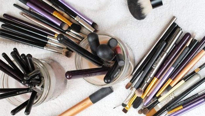5 Cara Membersihkan Alat Make Up Agar Terhindar dari Jerawat