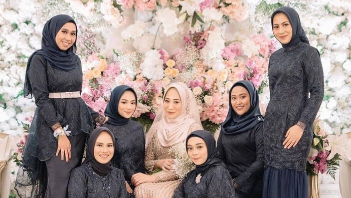 6 Pilihan Kebaya Hitam untuk Tampil Elegan di Berbagai Acara 6 Pilihan Kebaya Hitam untuk Tampil Elegan di Berbagai Acara