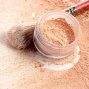 5 Bedak Tabur Lokal untuk Menahan Minyak Berlebih di Wajah