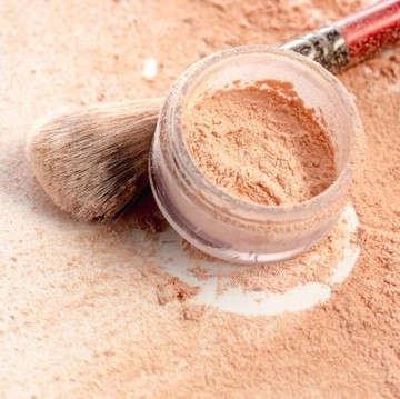 img-title 5 Bedak Tabur Lokal untuk Menahan Minyak Berlebih di Wajah